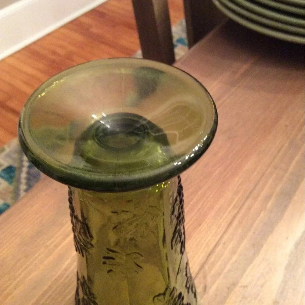 VINTAGE GREEN PRESSED GLASS VASE MADE BY INDIANA GLASS  7 3/4